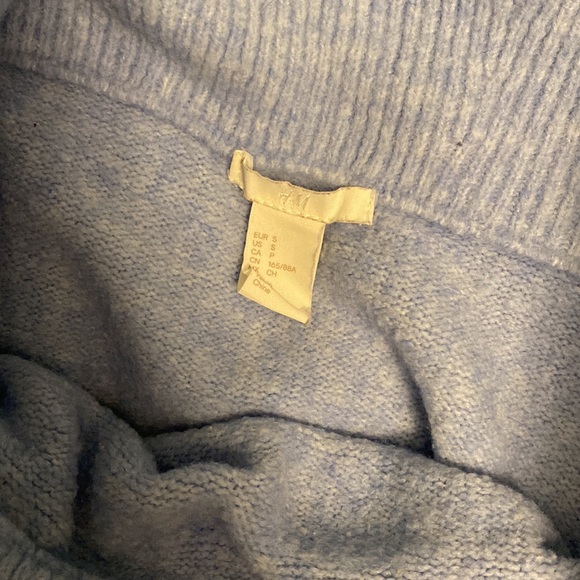 H&M Sweater - Picture 2 of 2